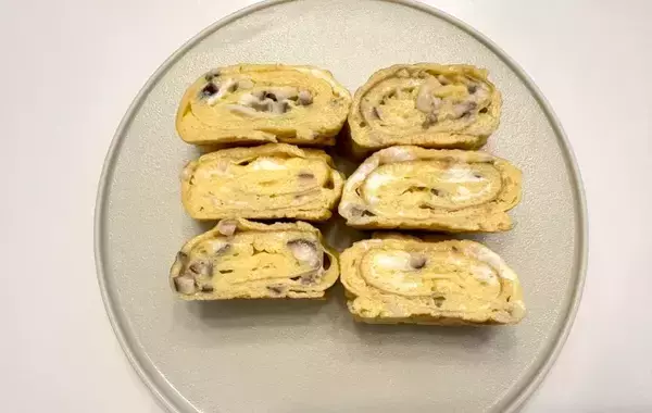 「玉子焼きに『1個』入れるだけ！　みじん切りにした具材に「いつもより旨味アップ」」の画像