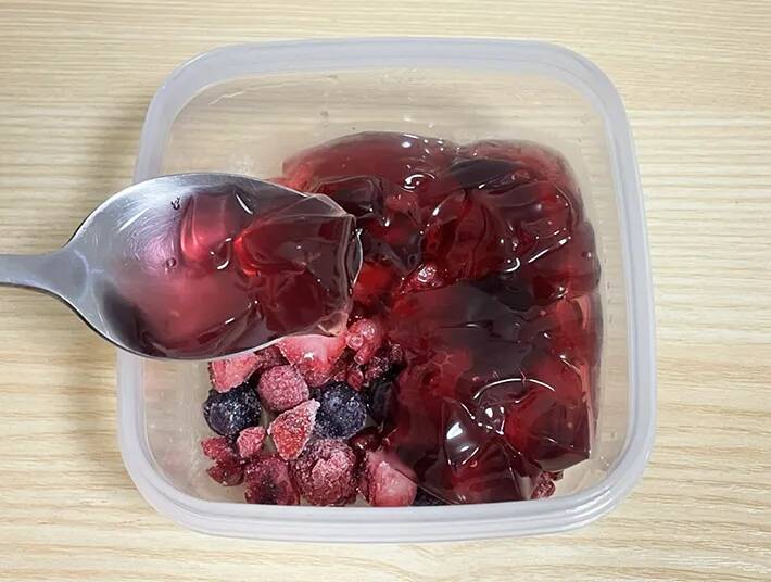 材料は2つだけ！　暑い日に食べたい『ひんやりスイーツ』のレシピに「シャーベットみたい」「すっきりした」