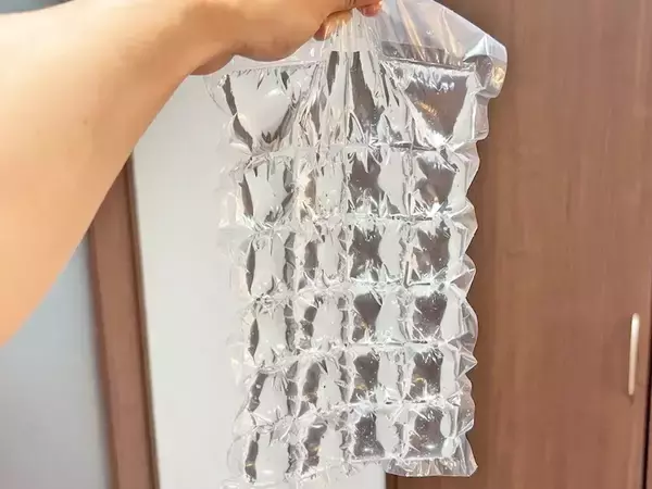 ダイソーの『アイスバッグ』、水を凍らせるだけじゃない！　110円で「夏の困りごと」を解決