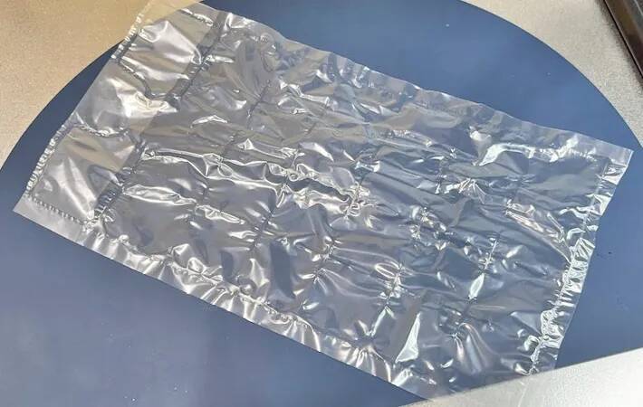 ダイソーの『アイスバッグ』、水を凍らせるだけじゃない！　110円で「夏の困りごと」を解決