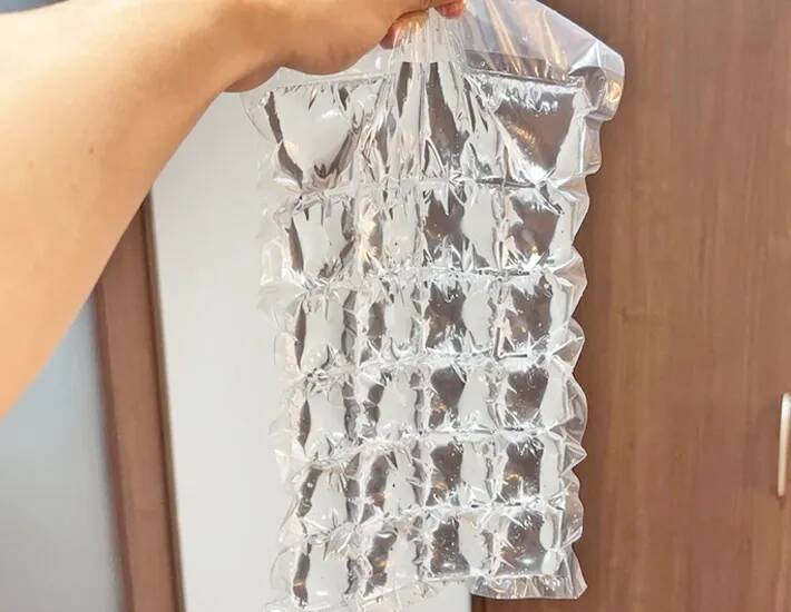 ダイソーの『アイスバッグ』、水を凍らせるだけじゃない！　110円で「夏の困りごと」を解決