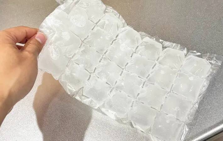 ダイソーの『アイスバッグ』、水を凍らせるだけじゃない！　110円で「夏の困りごと」を解決