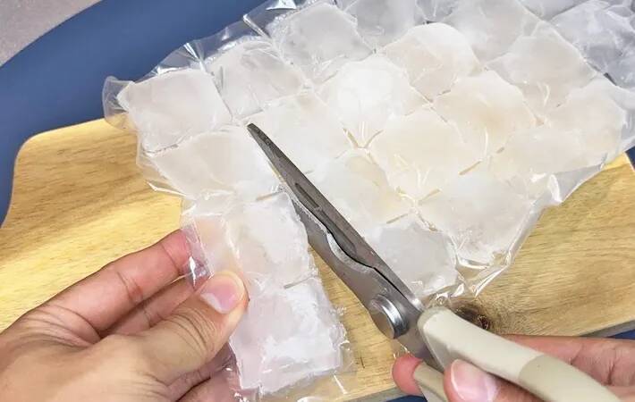 ダイソーの『アイスバッグ』、水を凍らせるだけじゃない！　110円で「夏の困りごと」を解決
