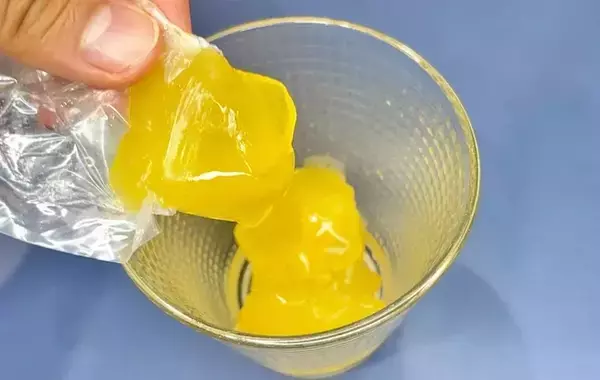 「ダイソーの『アイスバッグ』、水を凍らせるだけじゃない！　110円で「夏の困りごと」を解決」の画像