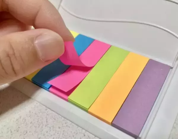 「ふせんを一番上から剥がすのは待った！　めくる順番を変えるだけ裏技がすごい【文房具の裏技4選】」の画像