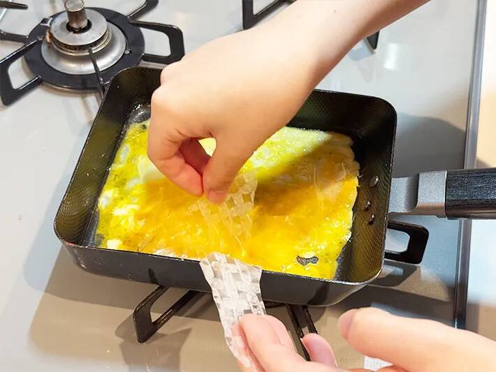 「おかわりないの？」玉子焼きを食べたら、モチっ！　新食感の正体は、ちぎって入れた透明の…？