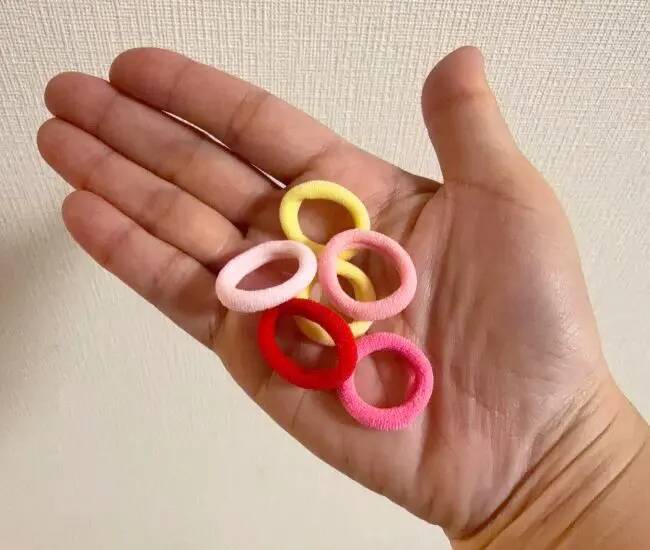 ハンガーに『ヘアゴム』を4個巻きつけて…　洗濯時の裏ワザが、こちら