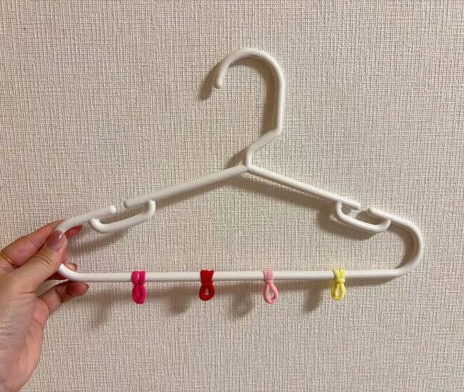 ハンガーに『ヘアゴム』を4個巻きつけて…　洗濯時の裏ワザが、こちら