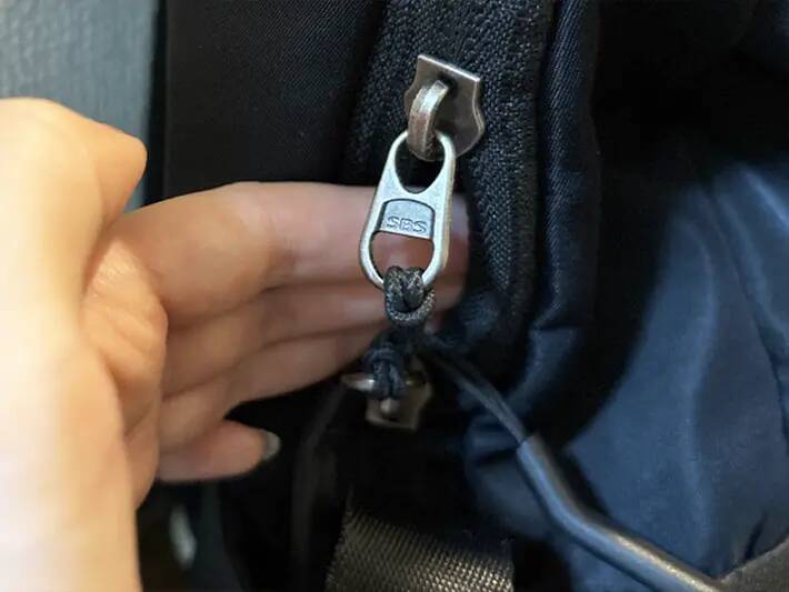 リュックサックの貴重品を守りたい！　ファスナーの防犯が簡単で「60代もできた」