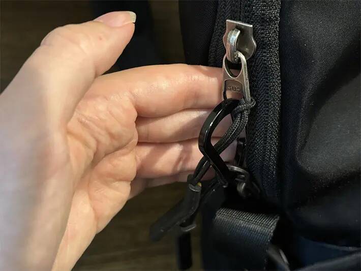 リュックサックの貴重品を守りたい！　ファスナーの防犯が簡単で「60代もできた」