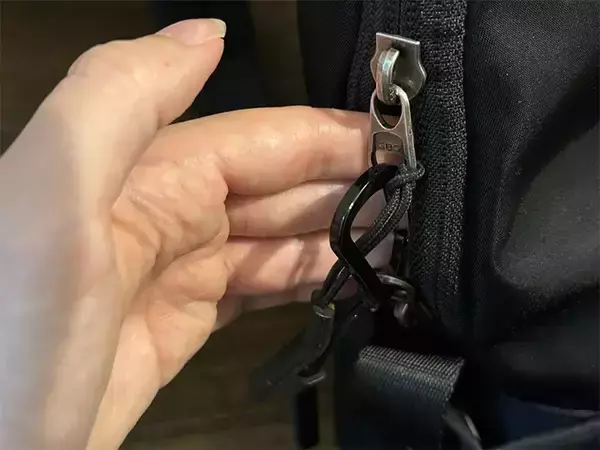 「リュックサックの貴重品を守りたい！　ファスナーの防犯が簡単で「60代もできた」」の画像
