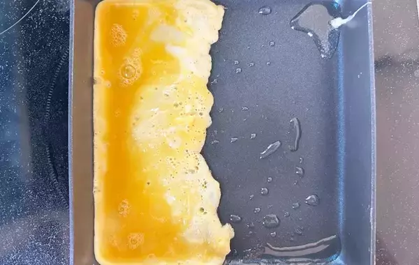 「「考えた人、天才かも…」　卵1個でも厚焼きになる玉子焼きの作り方【料理の裏技】」の画像