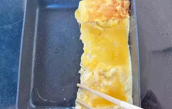 「「考えた人、天才かも…」　卵1個でも厚焼きになる玉子焼きの作り方【料理の裏技】」の画像