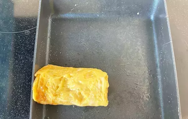 「「考えた人、天才かも…」　卵1個でも厚焼きになる玉子焼きの作り方【料理の裏技】」の画像