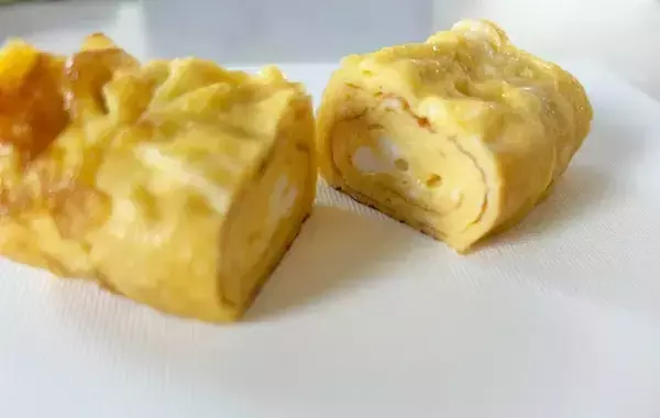 「「考えた人、天才かも…」　卵1個でも厚焼きになる玉子焼きの作り方【料理の裏技】」の画像