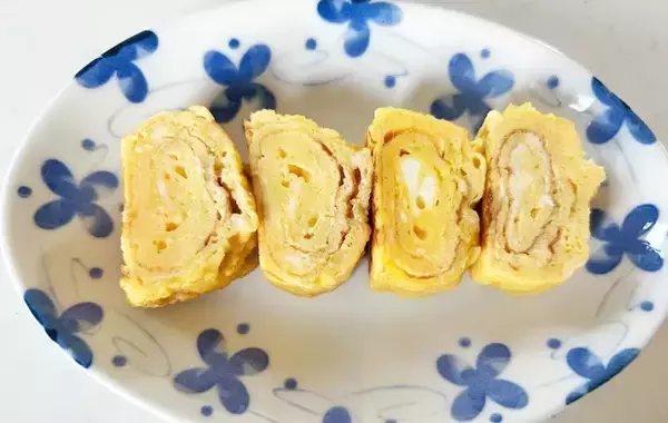 「「考えた人、天才かも…」　卵1個でも厚焼きになる玉子焼きの作り方【料理の裏技】」の画像