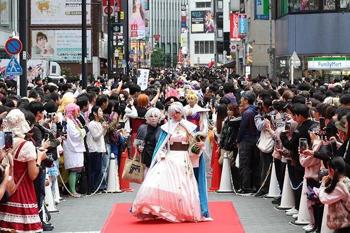 400人のコスプレイヤーが街中を歩く！　一大イベントが始まった深刻なワケが…