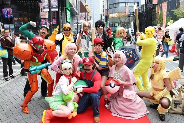 「400人のコスプレイヤーが街中を歩く！　一大イベントが始まった深刻なワケが…」の画像