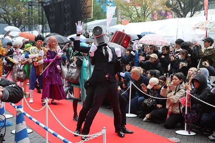 400人のコスプレイヤーが街中を歩く！　一大イベントが始まった深刻なワケが…