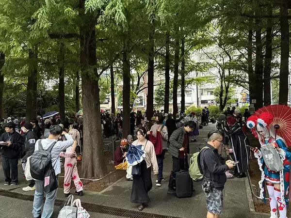 「400人のコスプレイヤーが街中を歩く！　一大イベントが始まった深刻なワケが…」の画像
