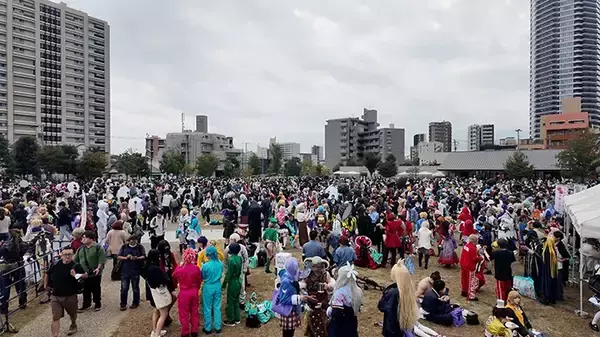 「400人のコスプレイヤーが街中を歩く！　一大イベントが始まった深刻なワケが…」の画像