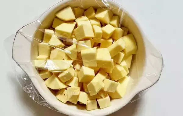 「混ぜてレンチンするだけ！　サツマイモで作った『バター』に「家族が大喜び」」の画像