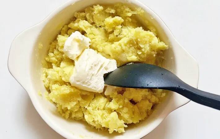 混ぜてレンチンするだけ！　サツマイモで作った『バター』に「家族が大喜び」