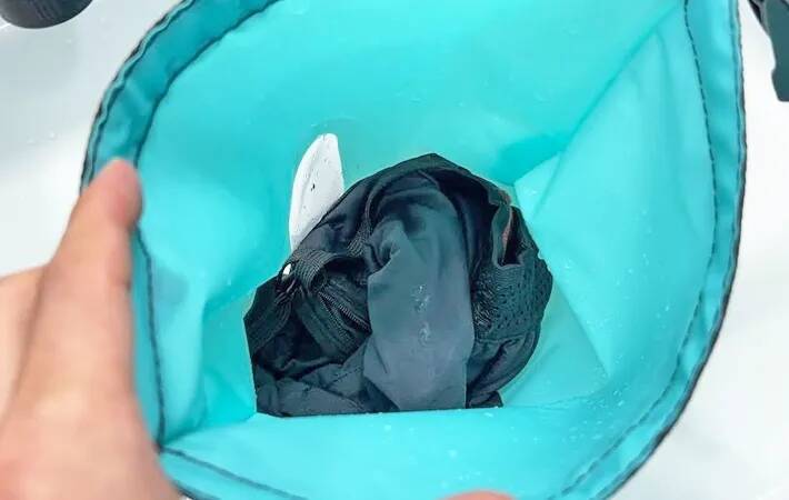ダイソーで買った『緑のバッグ』　使い道に「これは便利」「夏のお出かけに欠かせない！」