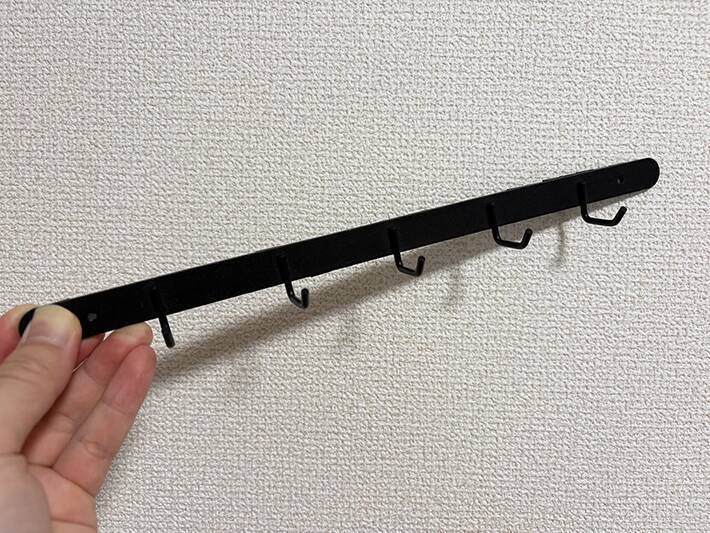 ダイソーで買った『壁掛けフック』　穴を開けずに使うアイディアで「一気に収納増えた」