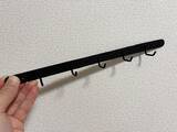 「ダイソーで買った『壁掛けフック』　穴を開けずに使うアイディアで「一気に収納増えた」」の画像2