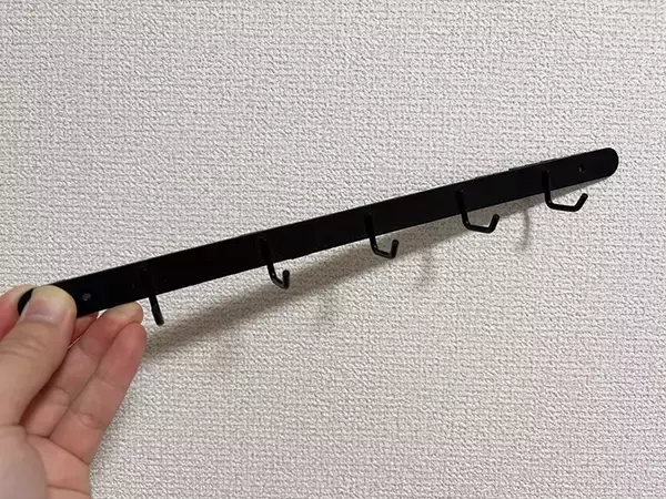 「ダイソーで買った『壁掛けフック』　穴を開けずに使うアイディアで「一気に収納増えた」」の画像