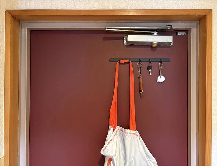 ダイソーで買った『壁掛けフック』　穴を開けずに使うアイディアで「一気に収納増えた」