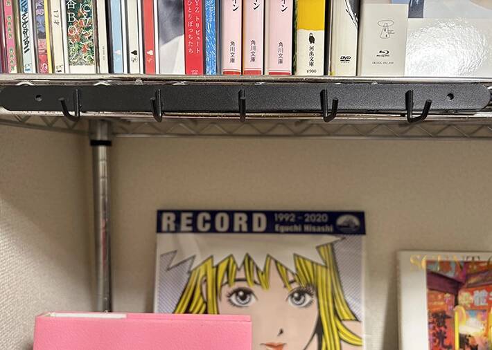 ダイソーで買った『壁掛けフック』　穴を開けずに使うアイディアで「一気に収納増えた」