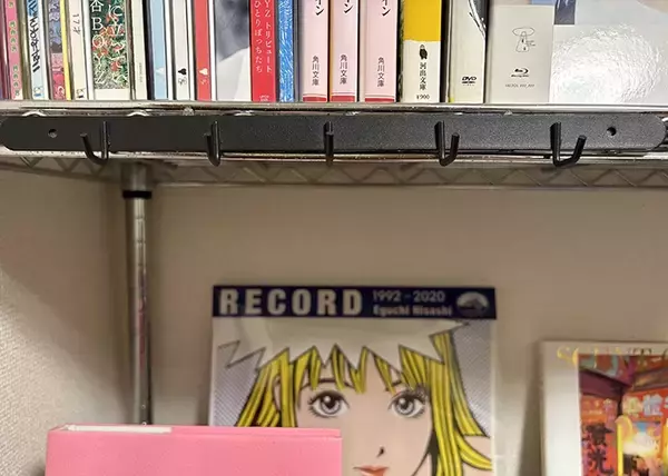「ダイソーで買った『壁掛けフック』　穴を開けずに使うアイディアで「一気に収納増えた」」の画像