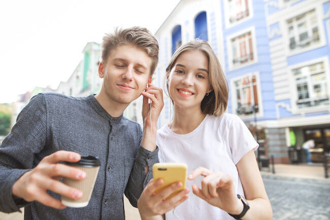 デート中に他の女性をチラチラみる彼氏の本当の心理とは 2019年5月30日 エキサイトニュース