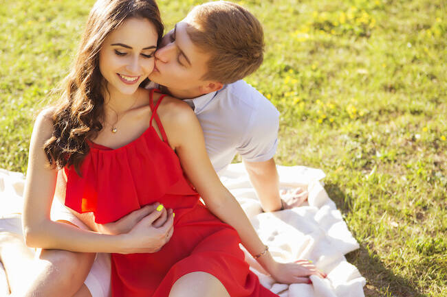 2人の愛を深め合う唇以外の場所へのキス それぞれの位置の心理的効果とは 19年9月26日 エキサイトニュース