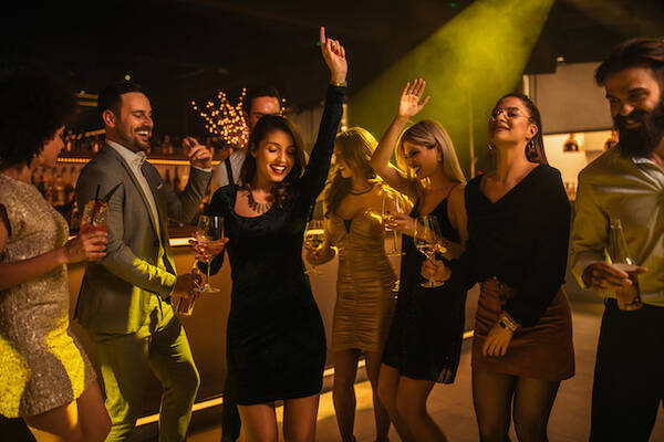 30代女性が夜のクラブで素敵な男性に話しかけられるにはどうすればいい 19年12月9日 エキサイトニュース