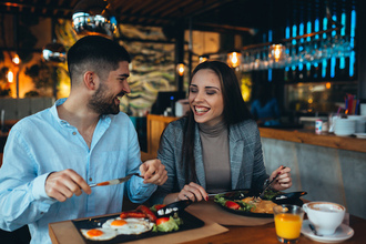 今日こそは一歩先に！何度も食事に行く男性に「その先の関係」を意識させる方法