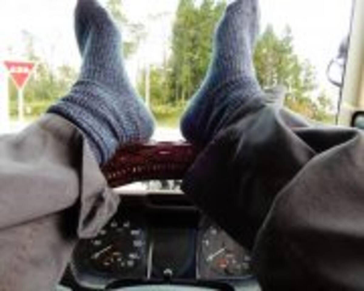 トラック運転手がハンドルに足を上げて休むのには やむにやまれぬ事情があった 18年11月17日 エキサイトニュース