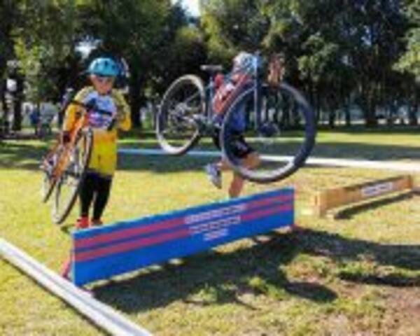 人気上昇中の自転車競技 シクロクロス 体験イベントで子どもたちも大興奮 19年11月30日 エキサイトニュース