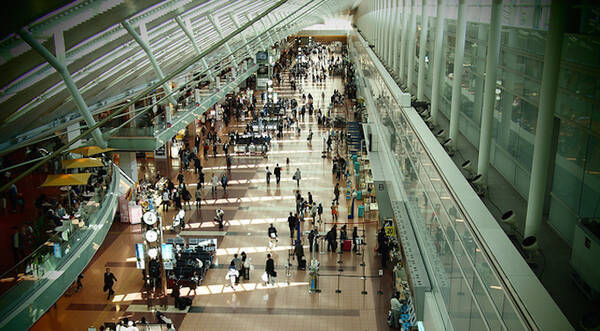 最愛の夫を亡くし 空港で泣き崩れていた女性に優しく声をかけたのはあの有名な俳優でした 16年12月22日 エキサイトニュース