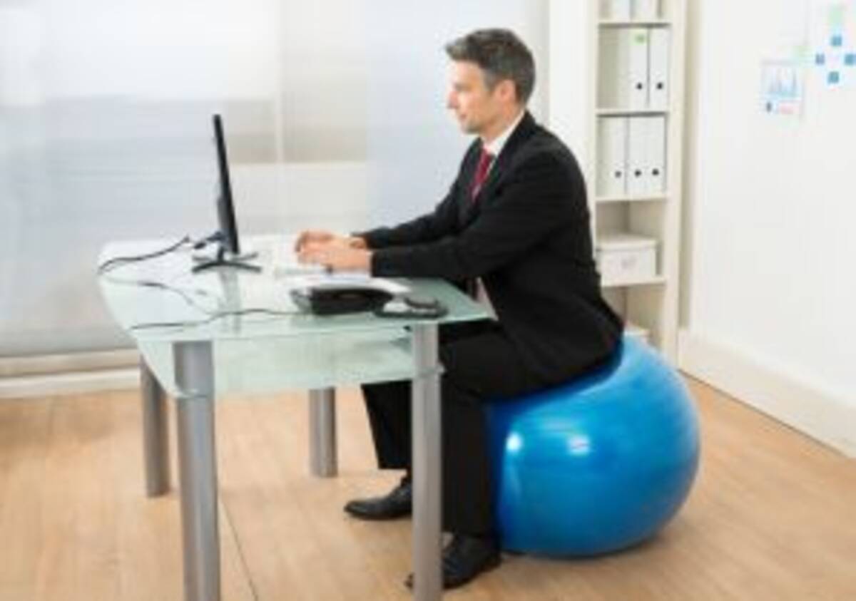 慢性的な腰痛持ちは 座り方 が悪い 腰に負担がかからない正しい姿勢とは 15年5月28日 エキサイトニュース