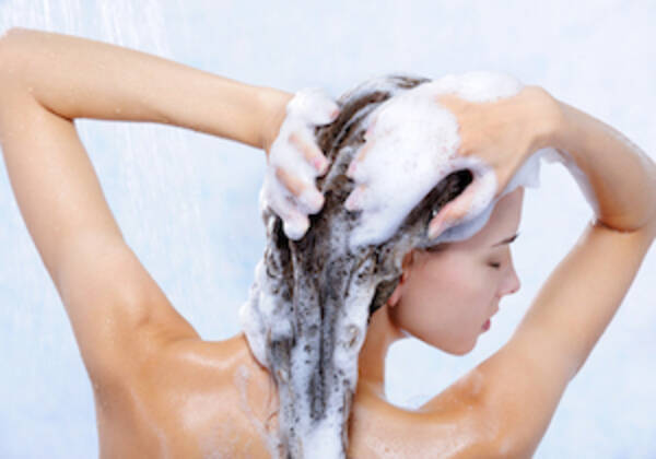 シャンプーで洗い過ぎるとフケに！ 頭皮・髪の汚れ、加齢臭は「ぬるま湯」だけで大丈夫？