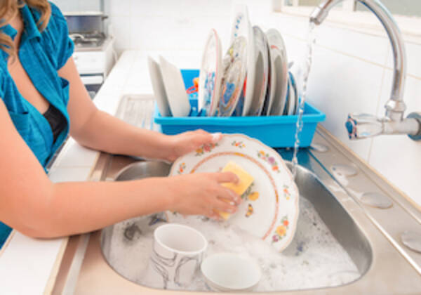 食器洗い 入浴に過剰な日本人 ハリウッド女優や有名モデル 毎日髪を洗わない を公言 17年9月21日 エキサイトニュース