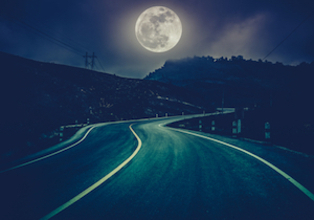 満月の夜は運転に注意を！ 科学的に検証された月がヒトに及ぼす不思議な影響