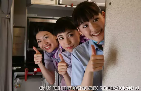 当時20代の綾瀬はるかが、新人CAをチャーミングに好演！矢口史靖監督が癒しと笑いのフライトを描いた「ハッピーフライト」