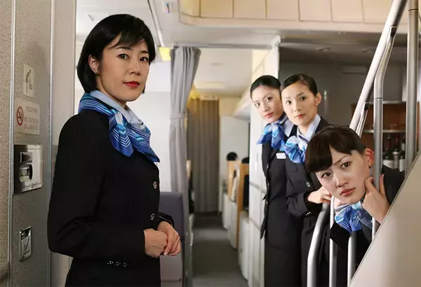 「当時20代の綾瀬はるかが、新人CAをチャーミングに好演！矢口史靖監督が癒しと笑いのフライトを描いた「ハッピーフライト」」の画像