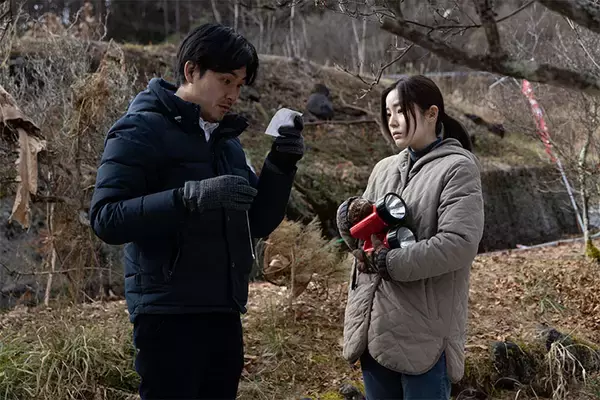 「松田龍平が体現する"静かな狂気"――閉ざされた村で暴かれる真実「連続ドラマＷ 鵜頭川村事件」」の画像