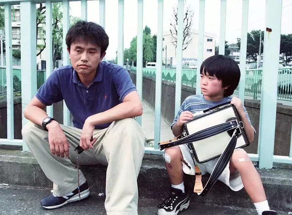 「浜田雅功と子役時代の濱田岳が共演し、ダメ男と少年の心の交流を描いたハートフルドラマ！永作博美とのコミカルな会話劇も魅力の「ひとりぼっちの君に」」の画像
