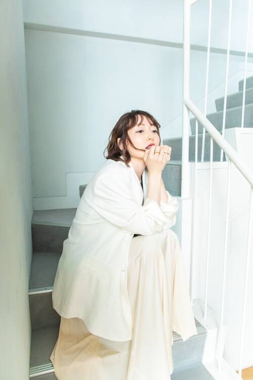 花澤香菜が語る、声優という仕事との向き合い方 コンプレックスを超えて見つけた自分らしい表現【花澤香菜をつくる6つのピース】